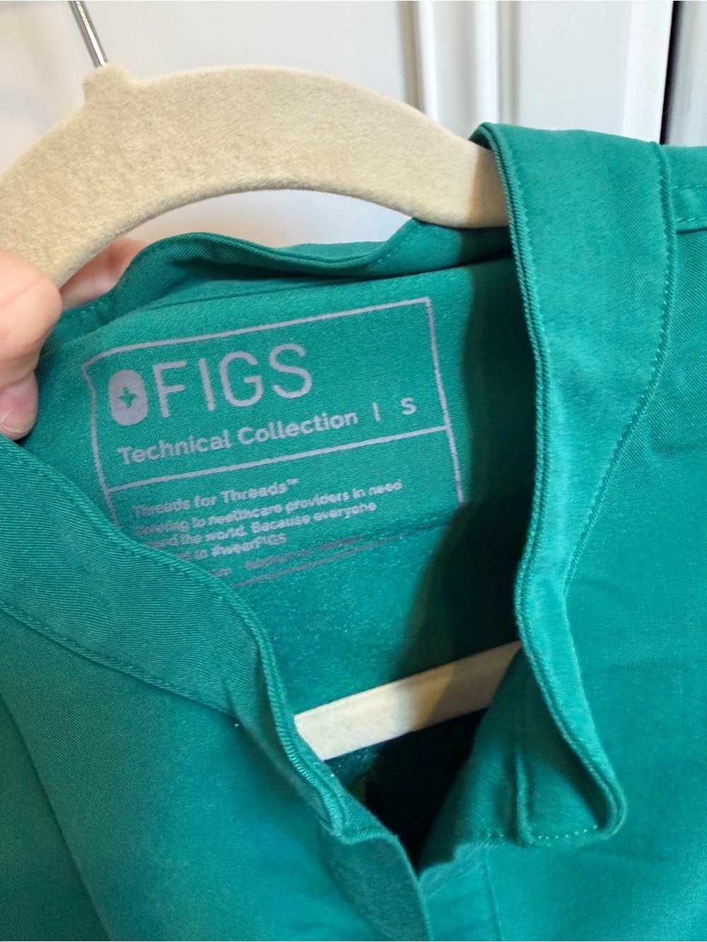 FIGS Women's Hunter Green Scrub Top & Jogger Pants Set - Picture 2 of 3